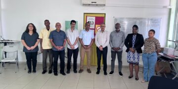 Foto overleg met Verslavingzorg 1 1536x1152 1 Het Ministerie van Volksgezondheid, Welzijn en Arbeid (VWA) zet stappen om te komen tot een overkoepelend welzijnsbeleid voor de Surinaamse samenleving. De focus ligt op vier thema’s: welzijn op de werkvloer, huiselijk geweld, middelenmisbruik en suïcidepreventie...