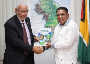 Geerlings Guyana Het bezoek van 'first gentleman' Glenn Geerlings aan Guyana, waar hij maandag landbouwminister Zulfikar Mustapha ontmoette, is door de Communicatie Dienst Suriname bevestigd na enige kritiek op sociale media. Guyanese media brachten het nieuws eerder al uitgebreid...