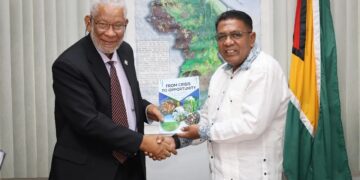 Geerlings Guyana Het bezoek van 'first gentleman' Glenn Geerlings aan Guyana, waar hij maandag landbouwminister Zulfikar Mustapha ontmoette, is door de Communicatie Dienst Suriname bevestigd na enige kritiek op sociale media. Guyanese media brachten het nieuws eerder al uitgebreid...