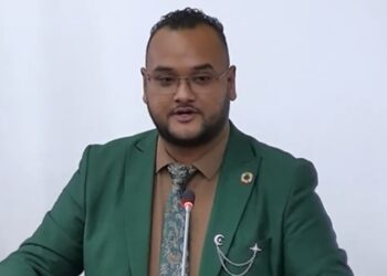 Hakiem Lalmohamed VHP VHP-parlementariër Hakiem Lalmohamed stelt dat niet alleen de samenleving de buikriem moet aanhalen, maar ook de overheid zelf. Volgens hem is een eenvoudige manier om kosten te besparen het behouden van functionarissen die al in dienst zijn, in plaats van hen te vervangen onder het mom van “gewijzigde beleidsinzichten”...