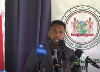 Harish Monorath RVM3 Minister Harish Monorat van Justitie en Politie benadrukte de ernst van verkeersonveiligheid in Suriname, waarbij veel mensen de verkeersborden niet begrijpen en door rood licht rijden. Hij pleit voor strengere handhaving en verhoogde boetes om verkeersgedrag te verbeteren. Monorat bracht ook de risico’s van E-bikes ter sprake, waarbij een wet in de maak is om regels te stellen, aangezien E-bikes niet verzekerd zijn en minderjarigen vaak zonder helm rijden.