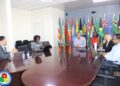 IMG 0587 1536x1024 1 De Banking Network Suriname N.V. (BNETS) heeft vrijdag minister Andrew Baasaron van Economische Zaken, Ondernemerschap en Technologische Innovatie (EZOTI) geïnformeerd over de plannen voor het Central Credit Bureau Suriname (CCBS). Het kennismakingsbezoek vond plaats in de vergaderzaal van het ministerie.