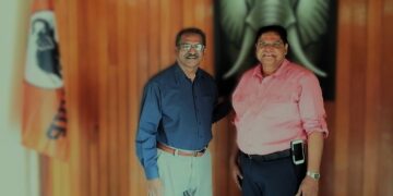 Idris Naipal (L) samen met VHP voorzitter  en voormalig president Chandrika Santokhi. Beeld: Idris Naipal