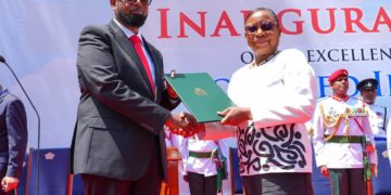 Installatie Irfaan Ali 2 Irfaan Ali is zondag 7 september 2025 officieel beëdigd voor zijn tweede termijn als president van Guyana. Bij de inauguratie in Georgetown benadrukte hij nationale eenheid en kondigde hij ambitieuze plannen aan voor sociale vooruitgang en infrastructuurontwikkeling...