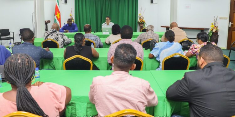 Meeting Dr leden 3793 1536x994 1 Minister Stephen Tsang van Openbare Werken en Ruimtelijke Ordening (OWRO) heeft dinsdag 16 september een kennismakingsbijeenkomst gehouden met alle districts- en ressortraadsleden van Paramaribo. Tijdens de ontmoeting zijn concrete afspraken gemaakt om de samenwerking te versterken en wijkgerichte projecten efficiënter uit te voeren...