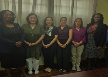 Minister Pokie en staf met vertegenwoordigers van de IDB De Inter-Amerikaanse Ontwikkelingsbank (IDB) heeft donderdag 19 september 2025 een kennismakingsbezoek gebracht aan minister Diana Pokie van Sociale Zaken en Volkshuisvesting (SOZAVO).