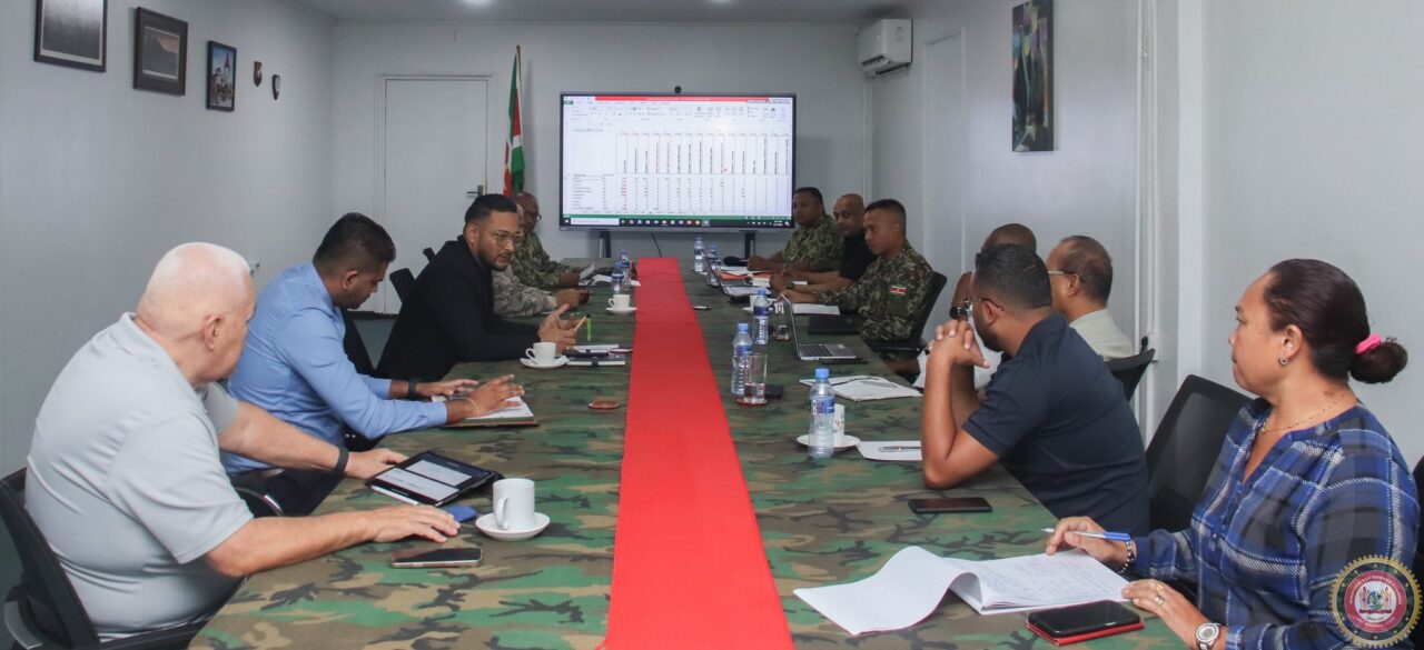 Minister Ramsaran houdt spoedoverleg met functionarissen verantwoordelijk voor voeding militairen Minister Uraiqit Ramsaran van Defensie heeft op donderdag 11 september een spoedoverleg gehouden met functionarissen die verantwoordelijk zijn voor de voedselvoorziening van militairen.