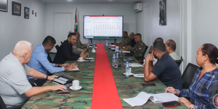 Minister Ramsaran houdt spoedoverleg met functionarissen verantwoordelijk voor voeding militairen Minister Uraiqit Ramsaran van Defensie heeft op donderdag 11 september een spoedoverleg gehouden met functionarissen die verantwoordelijk zijn voor de voedselvoorziening van militairen.