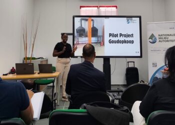 NMA kwikdampuitstoot 02 De Nationale Milieu Autoriteit (NMA) heeft metingen uitgevoerd naar kwikdamp-emissies bij goudopkoopbedrijven in Paramaribo en omgeving. Het gaat om de eerste fase van een breder onderzoek dat moet uitwijzen in hoeverre werknemers en omwonenden worden blootgesteld aan schadelijke stoffen.