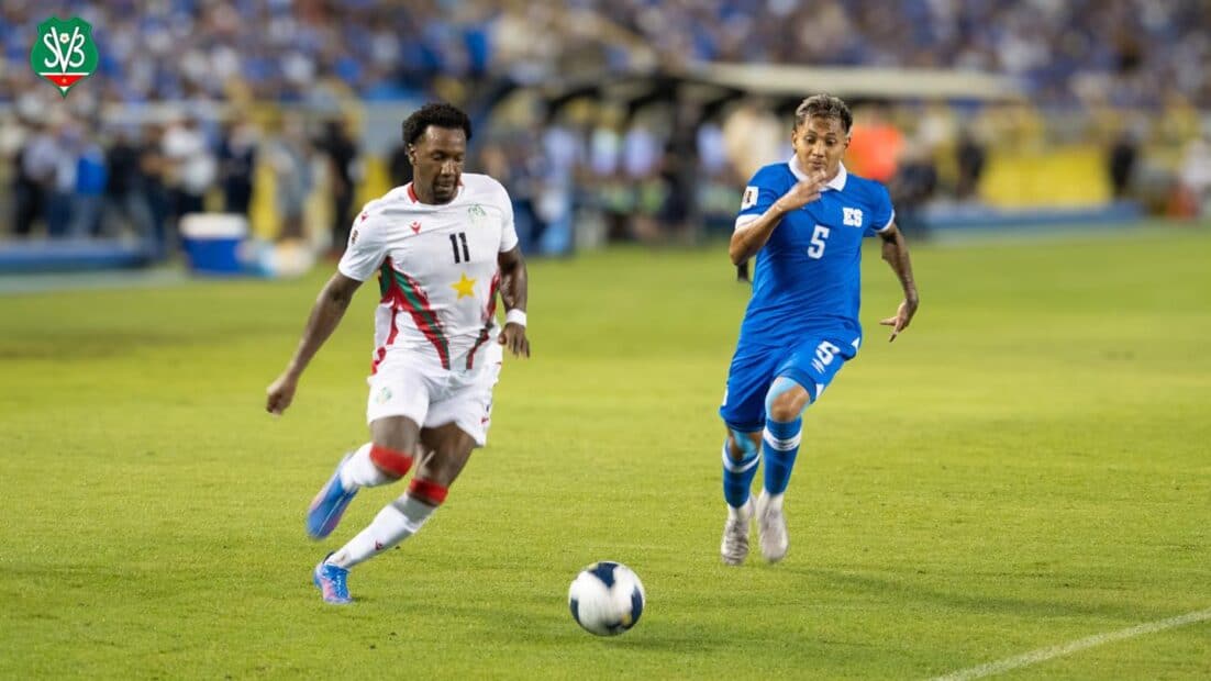 Natio El salvador SVB Aan de spelers of het spel viel niet af te lezen dat Natio door een racistisch getinte hel ging maandagavond, in het Cuscatlán Stadion in San Salvador, El Salvador. Naarmate steeds meer daarover naar buiten komt, krijgt de toch al knappe 1-2 zege meer glans.  De belangrijkste conclusie: Natio maakte, gedwongen, een enorme mentale sprong naar een niveau waar niet veel dingen meer onmogelijk zullen lijken.