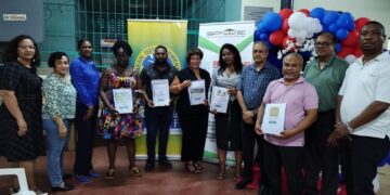 Negen micro ondernemers ontvangen bankwaardig bedrijfsplan van SPWE 1536x1152 1 Negen micro-ondernemers uit Leiding hebben woensdag 10 september hun bankwaardig bedrijfsplan ontvangen. De overhandiging vond plaats tijdens een ceremonie van de Stichting Productieve Werk Eenheden (SPWE) in samenwerking met de Stichting Agrarische Ontwikkeling Leidingen en Omstreken (SAOLO)...