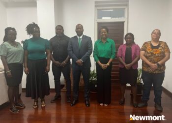 Newmont Suriname Newmont Suriname en het ministerie van Natuurlijke Hulpbronnen (NH) hebben hun samenwerking bevestigd tijdens een overleg tussen een delegatie van het mijnbouwbedrijf en minister David Abiamofo. Het gesprek vond plaats op 3 september en stond in het teken van duurzame mijnbouw en de bijdrage van het bedrijf aan de Surinaamse economie...