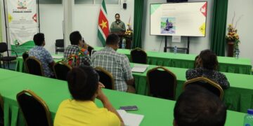 OW landelijke ontwatering en wegeninfrastructuur Het Onderdirectoraat Natte Civieltechnische Werken van het ministerie van Openbare Werken en Ruimtelijke Ordening (OWRO) heeft vrijdag 19 september een uitgebreide presentatie verzorgd over de actuele stand van zaken en de geplande aanpak van ontwateringswerken in Suriname.