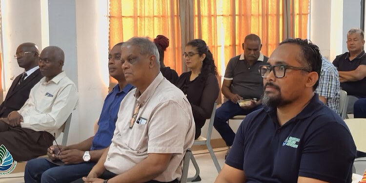 Opening Koeltechnisch Centrum 10 Ter gelegenheid van Wereld Ozondag, herdacht op 16 september, is in Paramaribo het Koeltechnisch Trainingscentrum officieel geopend. Het centrum moet bijdragen aan de bescherming van de ozonlaag, het versterken van vakmanschap en het creëren van opleidingskansen voor jongeren.