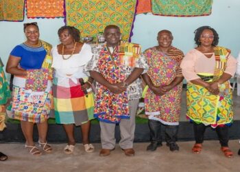 RO samaka daka In het dorp Drepada, district Brokopondo, is afgelopen vrijdag 19 september de 263e Saamaka Daka herdacht. Minister Miquella Huur van Regionale Ontwikkeling sprak tijdens de plechtigheid over het belang van culturele identiteit, veerkracht en duurzame ontwikkeling.