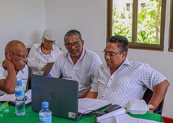 Rijstboeren Nickerie F1 Minister Mike Noersalim van LVV is in Nickerie om het conflict tussen padieboeren, molenaars en exporteurs over de opkoopprijs te bemiddelen. Belangrijke thema’s waren eerlijke prijzen, waterbeheer, zaaizaadkwaliteit en infrastructuur. William Waidoe is aangesteld als aanspreekpunt. Het ministerie werkt aan structurele oplossingen en transparante prijsvorming binnen de rijstsector.