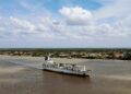 Vrachtschip op de Surinamerivier bij Paramaribo.