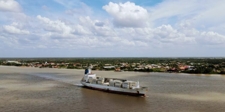 Vrachtschip op de Surinamerivier bij Paramaribo.