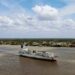 Strengere veiligheidsmaatregelen voor schepen uit Suriname richting Verenigde Staten 8 Vrachtschip op de Surinamerivier bij Paramaribo.