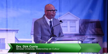 Screenshot 1 1536x864 1 Onderwijs vormt de basis voor de ontwikkeling van Suriname. Dat benadrukte minister van Onderwijs, Wetenschap en Cultuur, Dirk Currie, tijdens de afstudeerceremonie van het FHR Institute for Higher Education op zaterdag 30 augustus 2025 in Ballroom Torarica...