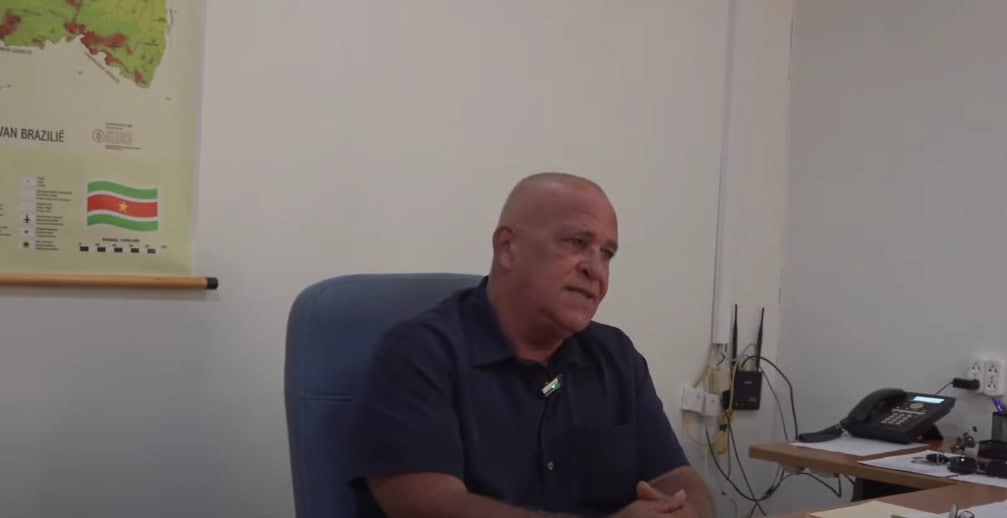 Screenshot 2025 09 12 082952 “Het is nimmer de intentie geweest om de mensen te straffen. Ik heb de kritieken gehoord van de bewoners die gebruikmaken van de brug over de Parakreek en heb er helemaal begrip voor, maar we vragen nog even geduld,” dat zegt de opnieuw geactiveerde districtscommissaris, Jerry Miranda in gesprek met Key News...