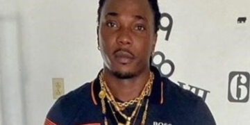 Screenshot 2025 09 23 135436 De strafzaak tegen de 33-jarige Fransman Norville Barthélémy, die in Suriname werd gezocht voor moord, is deze week van start gegaan op Martinique. Barthélémy staat daar terecht voor een moord in 2018 in Cayenne en voor drugsbezit...