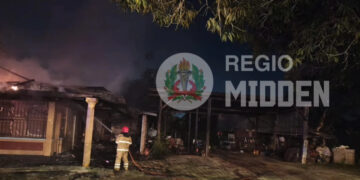 Screenshot 2025 09 25 154152 Op dinsdag 23 september 2025, omstreeks 19.25 uur, kreeg de politie van Santo Boma melding van een woningbrand aan de Bomaweg. Het betrof een hoogbouwwoning die deels uit steen en deels uit hout was opgebouwd...