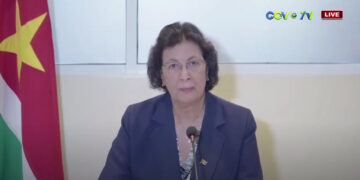 Screenshot 2025 09 26 173239 President Jennifer Simons is vrijdag teruggekeerd in Suriname na haar deelname aan de 80ste Algemene Vergadering van de Verenigde Naties (AVVN) in New York. Tijdens haar verblijf had zij een druk programma met bilaterale ontmoetingen, waarbij natuurbehoud en duurzaam bosbeheer centraal stonden...