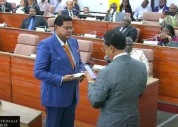 Screenshot 2025 09 29 151046 Na ruim vijf moeizame uren van felle discussies en meerdere schorsingen zijn ex-president en VHP-voorzitter Chandrikapersad Santokhi en NDP’er Le-Roy Doorson maandag officieel toegelaten als leden van De Nationale Assemblee (DNA). Met hun beëdiging is het parlement weer op volle sterkte met 51 leden...