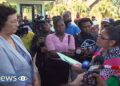 Simons Vids Als er een ding is waar het Surinaamse volk goed in is, dan is het wel het incasseren en verwerken van teleurstellingen. Na decennia van steeds weer hoopvol uitkijken naar en uiteindelijk staan met lege handen, moest dit volk vroeg of laat wel de vaardigheid ontwikkelen, om zich te kunnen slepen uit de ene teleurstelling na de andere.