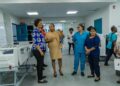 Simons bezoek AZP In haar jaarrede heeft president Jennifer Simons de koers uitgezet voor een brede hervorming van de Surinaamse gezondheidszorg. De regering benadrukt dat gezondheid een fundamenteel recht is en wil de sector in 2026 versterken met meer preventie, betere toegang en moderne digitalisering...