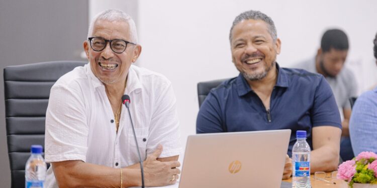 UDO KARG Links Udo Karg, voorzitter van de Surinaamse Seafood Associatie en CEO van SUVVEB N.V., heeft lof uitgesproken voor de manier waarop president Jennifer Simons het slepende visserijconflict met buurland Guyana heeft opgepakt. In het radioprogramma ABC Actueel stelde Karg dat Simons precies op het juiste moment het gesprek is aangegaan met de Guyanese president Irfaan Ali...