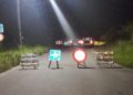 WhatsApp Image 2025 09 06 at 10.26.43 PM De brug over de Para-kreek is met onmiddellijke ingang afgesloten wegens een gevaarlijke staat. De districtscommissaris van Wanica Zuid-Oost nam dit besluit, terwijl de overheid al langer waarschuwt voor de slechte toestand van de brug en de hoge kosten voor vervanging..
