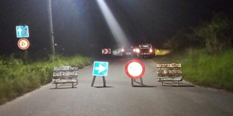 WhatsApp Image 2025 09 06 at 10.26.43 PM De brug over de Para-kreek is met onmiddellijke ingang afgesloten wegens een gevaarlijke staat. De districtscommissaris van Wanica Zuid-Oost nam dit besluit, terwijl de overheid al langer waarschuwt voor de slechte toestand van de brug en de hoge kosten voor vervanging..