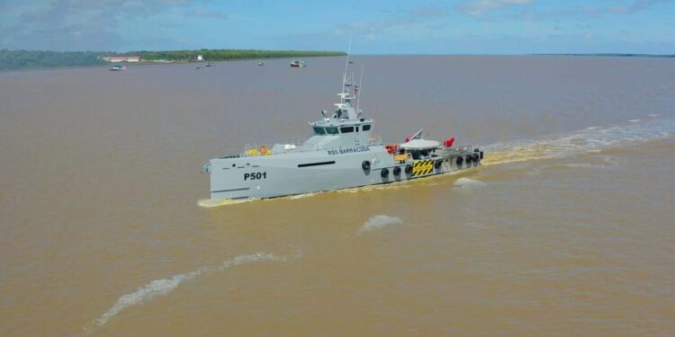 WhatsApp Image 2025 09 09 at 13.14.14 d526a519 1 De Verenigde Staten hebben Suriname toegevoegd aan de zogenoemde Port Security Advisory-lijst van de U.S. Coast Guard (USCG). Dit besluit volgt op een inspectiebezoek in december 2023, waarbij werd vastgesteld dat commerciële zeehavens in Suriname de internationale veiligheidsnormen van de International Ship and Port Facility Security (ISPS) Code nog niet substantieel toepassen...