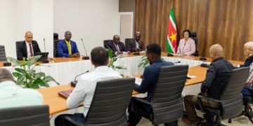 WhatsApp Image 2025 09 09 at 15.55.32 3 1536x1024 1 De nieuwe Raad van Commissarissen (RvC) van de NV Havenbeheer heeft tijdens een kennismakingsgesprek met president Jennifer Simons aangegeven voortvarend aan de slag te willen gaan met de actuele problemen binnen de haven. De ontmoeting vond op 9 september 2025 plaats op het Kabinet van de President...