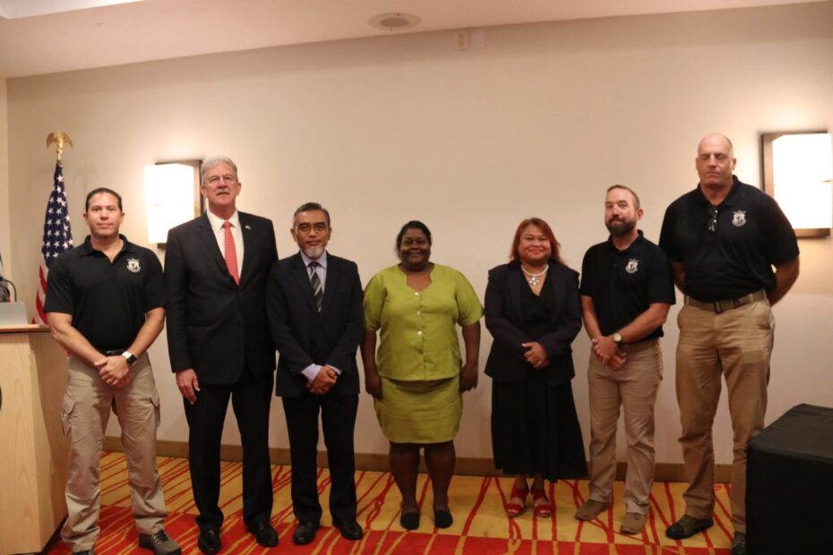 WhatsApp Image 2025 09 11 at 9.56.12 AM Minister Stanley Soeropawiro van Grondbeleid en Bosbeheer (GBB) heeft op maandag 8 september 2025 de Wildlife Evidence Recovery Training officieel geopend. De vijfdaagse training is een initiatief van de U.S. Fish and Wildlife Service in nauwe samenwerking met Suriname...