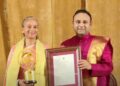 WhatsApp Image 2025 09 13 at 10.08.46 AM De Surinaamse sociaal-maatschappelijke pionier Gloria Bottse heeft vandaag, 13 september 2025, in Bangalore, India, de Global Humanitarian Award ontvangen tijdens het prestigieuze World Cultural Festival. De onderscheiding werd haar toegekend door de Prashanthi Balamandira Trust voor haar jarenlange inzet om via het platform Tra Fas’De de Surinaamse gemeenschap te verbinden en te versterken...