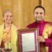 WhatsApp Image 2025 09 13 at 10.08.46 AM De Surinaamse sociaal-maatschappelijke pionier Gloria Bottse heeft vandaag, 13 september 2025, in Bangalore, India, de Global Humanitarian Award ontvangen tijdens het prestigieuze World Cultural Festival. De onderscheiding werd haar toegekend door de Prashanthi Balamandira Trust voor haar jarenlange inzet om via het platform Tra Fas’De de Surinaamse gemeenschap te verbinden en te versterken...