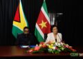 WhatsApp Image 2025 09 13 at 15.12.32 President Jennifer Simons van Suriname en haar Guyanese ambtgenoot Mohamed Irfaan Ali hebben zaterdag 13 september 2025 in Nickerie een reeks afspraken gemaakt om de bilaterale samenwerking te verdiepen...