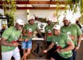 WhatsApp Image 2025 09 14 at 4.13.20 PM In een tijd waarin social media wordt overspoeld met content, is er in Suriname een groep mannen die een frisse en unieke aanpak heeft gevonden. Ze noemen zichzelf 5 Guys: vijf jeugdvrienden die niet alleen passie hebben voor sport en humor, maar ook ieder een succesvolle carrière hebben opgebouwd.