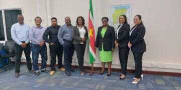 WhatsApp Image 2025 09 17 at 12.27.43 3caeb707 1536x865 1 Minister van Financiën en Planning, Adelien Wijnerman, heeft de nieuwe leden van de Raad van Commissarissen (RvC) van de Nationale Ontwikkelingsbank (NOB) officieel geïnstalleerd. De benoeming gebeurt onder voorbehoud van de vereiste goedkeuring van de Centrale Bank van Suriname...