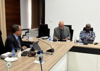 WhatsApp Image 2025 09 23 at 12.20.51 9dffa77c Er is een enorm tekort aan schoonmaaksters en bewakers op scholen. Dit blijkt uit statistieken, die Onderwijsminister Dirk Currie presenteerde aan waarnemend president Gregory Rusland tijdens een informatiesessie.