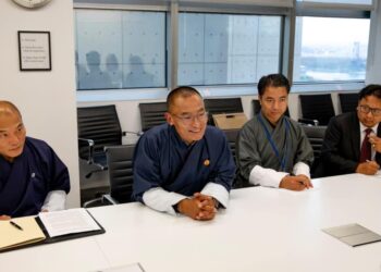 WhatsApp Image 2025 09 25 at 12.02.47 2 Suriname en Bhutan hebben hun intentie uitgesproken om nauwer samen te werken op klimaat- en duurzaamheidsbeleid. Tijdens de 80ste AVVN ontmoetten president Simons en premier Tobgay elkaar om diplomatieke betrekkingen te bespreken en samenwerking op het gebied van toerisme, landbouw en olie en gas te verkennen. Beide landen, bekend als carbon-negatieve staten, willen gezamenlijk actie ondernemen tegen klimaatverandering. Een gezamenlijk forum voor carbon-neutrale landen wordt opgericht, met de focus op concrete klimaatactie, waarbij Suriname en Bhutan zich voorbereiden op COP30 in Brazilië.