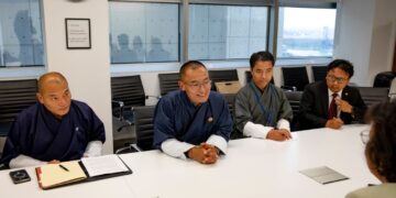 WhatsApp Image 2025 09 25 at 12.02.47 2 Suriname en Bhutan hebben hun intentie uitgesproken om nauwer samen te werken op klimaat- en duurzaamheidsbeleid. Tijdens de 80ste AVVN ontmoetten president Simons en premier Tobgay elkaar om diplomatieke betrekkingen te bespreken en samenwerking op het gebied van toerisme, landbouw en olie en gas te verkennen. Beide landen, bekend als carbon-negatieve staten, willen gezamenlijk actie ondernemen tegen klimaatverandering. Een gezamenlijk forum voor carbon-neutrale landen wordt opgericht, met de focus op concrete klimaatactie, waarbij Suriname en Bhutan zich voorbereiden op COP30 in Brazilië.