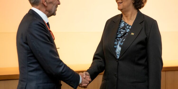 WhatsApp Image 2025 09 25 at 15.52.52 2 President Jennifer Simons en de Nederlandse premier Dick Schoof hebben tijdens de 80ste Algemene Vergadering van de Verenigde Naties in New York het belang benadrukt van een hechtere samenwerking tussen Suriname en Nederland. Beide leiders spraken op 25 september over gezamenlijke ambities en concrete stappen voor de toekomst...