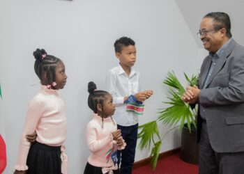 WhatsApp Image 2025 09 25 at 19.43.48 81bec78e Staatsmijnbouwbedrijf Grassalco NV heeft een nieuw kinderboek uitgebracht met als titel ‘Sharik op schoolreis naar Grassalco’. Het boek moet kinderen op een toegankelijke en speelse manier kennis laten maken met het bedrijf en andere Surinaamse ondernemingen.