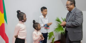 WhatsApp Image 2025 09 25 at 19.43.48 81bec78e Staatsmijnbouwbedrijf Grassalco NV heeft een nieuw kinderboek uitgebracht met als titel ‘Sharik op schoolreis naar Grassalco’. Het boek moet kinderen op een toegankelijke en speelse manier kennis laten maken met het bedrijf en andere Surinaamse ondernemingen.