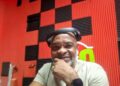 WhatsApp Image 2025 09 26 at 15.14.17 Melvin Groenefelt, bekend als "Ble", is een invloedrijke radiomaker en eventmanager in Suriname. Als drijvende kracht achter Radio 9 promoot hij Surinaamse muziek, ondersteunt jong talent en ontwikkelt maatschappelijke programma’s. Zijn discipline, visie en liefde voor cultuur maken hem tot een sleutelfiguur in media en entertainment in Suriname.