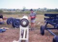 WhatsApp Image 2025 09 26 at 5.52.56 PM In Coronie werd op 24 september de historische raketlancering uit 1965 herdacht, toen vier Nike-Apache-raketten vanuit Totness werden gelanceerd in samenwerking met NASA, Universiteit Utrecht en KNMI. Tijdens de ceremonie werd een replica van de raket onthuld. De herdenking benadrukt Coronie’s unieke bijdrage aan ruimteonderzoek en de Surinaams-Amerikaanse vriendschap.